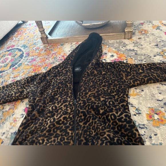 zip up cheetah - Picture 1 of 5